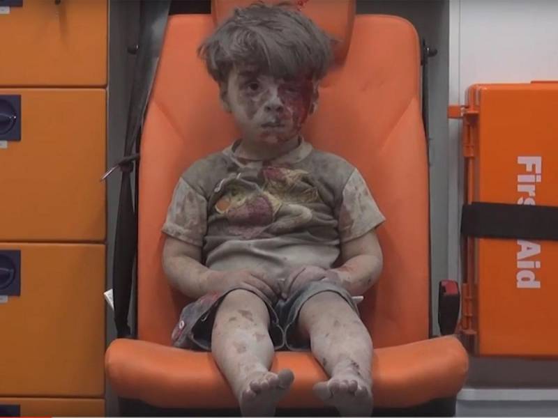 Remarkable photo of a courageous Syrian boy goes viral