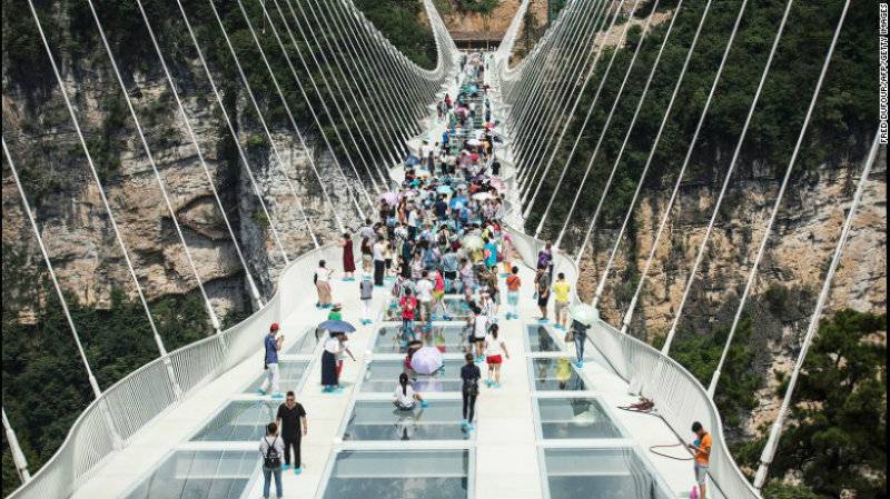 430 meters long, 300 meters high glass bridge opens over China's Zhangjiajie Grand Canyon