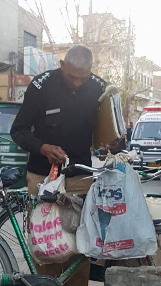 SHO Quetta City's photos with his bicycle go viral