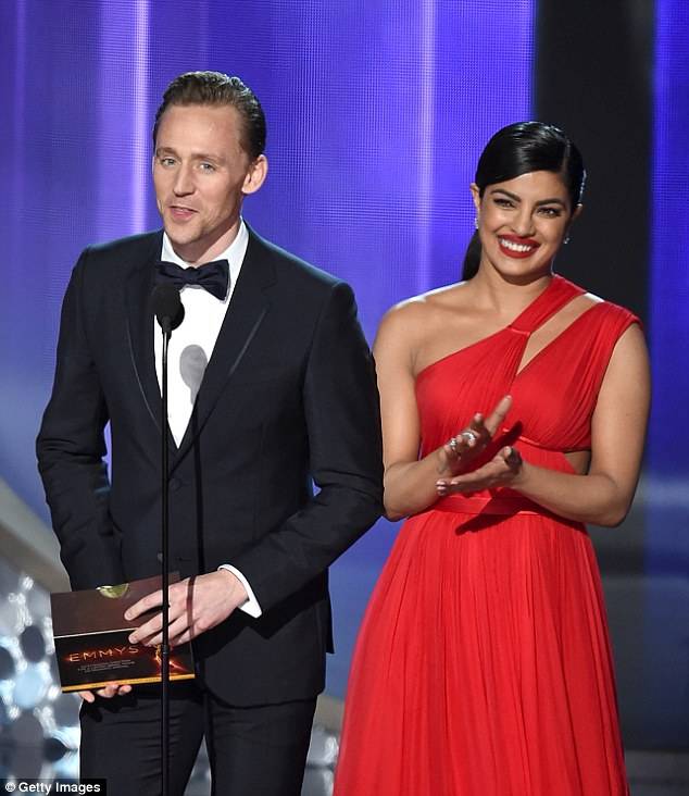 Tom Hiddleston Gets Cozy With Priyanka, Says He's Still Friends With Taylor!
