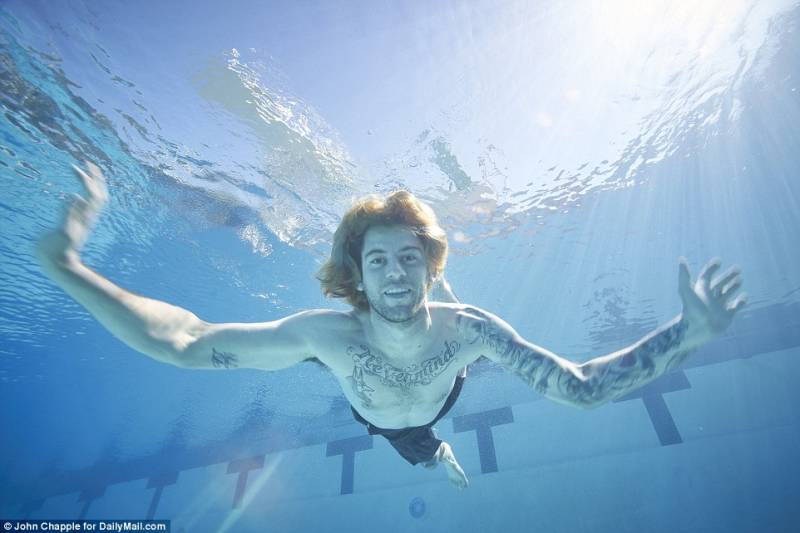 Il bambino di Nevermind dei Nirvana in piscina nella 