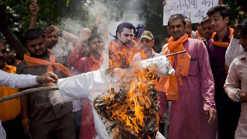 Hindu extremists burn Salman Khan's dummy