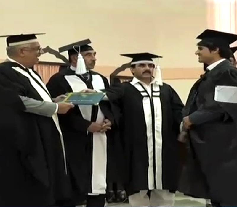 VIDEO: Peshawar University student refuses to accept degree from KP Governor