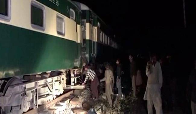 Engine, bogies of Rawal Express derail near Rawalpindi