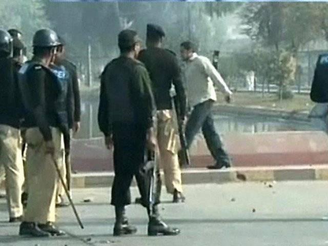 Twin blasts target police in Peshawar