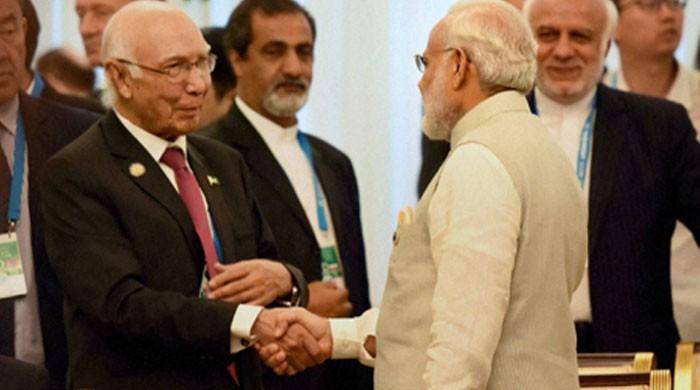 Narendra Modi bumps into Sartaj Aziz, inquires about PM Nawaz
