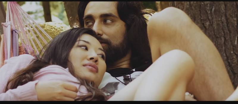 Ali Noor is chilling with 'hot babes' in this music video which you probably haven't seen before!! [Have you?]