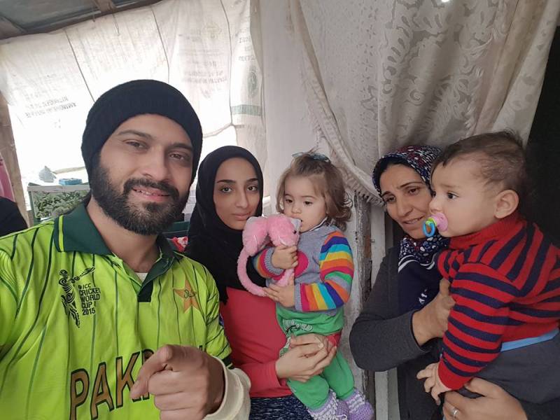 Waqar Zaka has been spotted celebrating New Year's with the children of Syria, & we're speechless