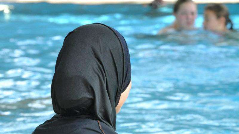 Muslim girls must learn to swim with boys in Switzerland, court rules
