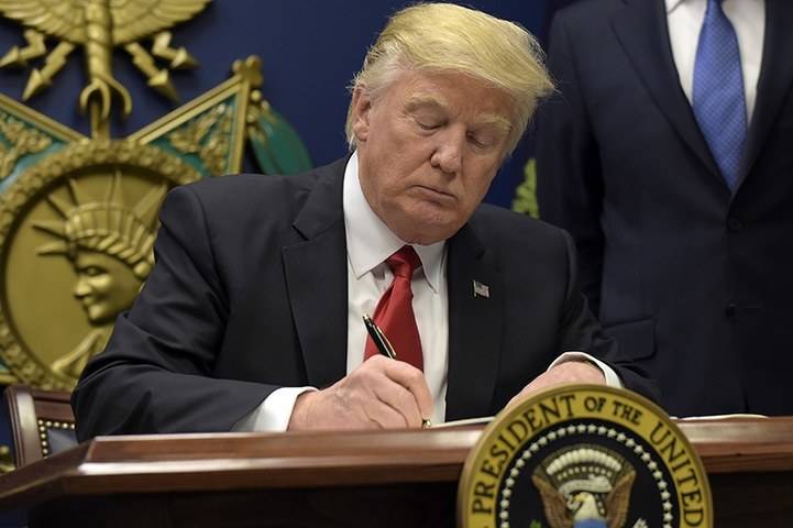 Trump signs executive order banning citizens from 7 Muslim countries, Syrian refugees
