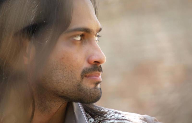 Waqar Zaka has been beaten up BRUTALLY by an unknown man with guards watching