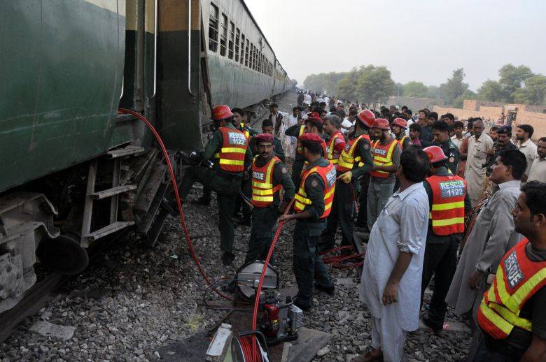 Four killed, two injured as rickshaw rams into passenger train
