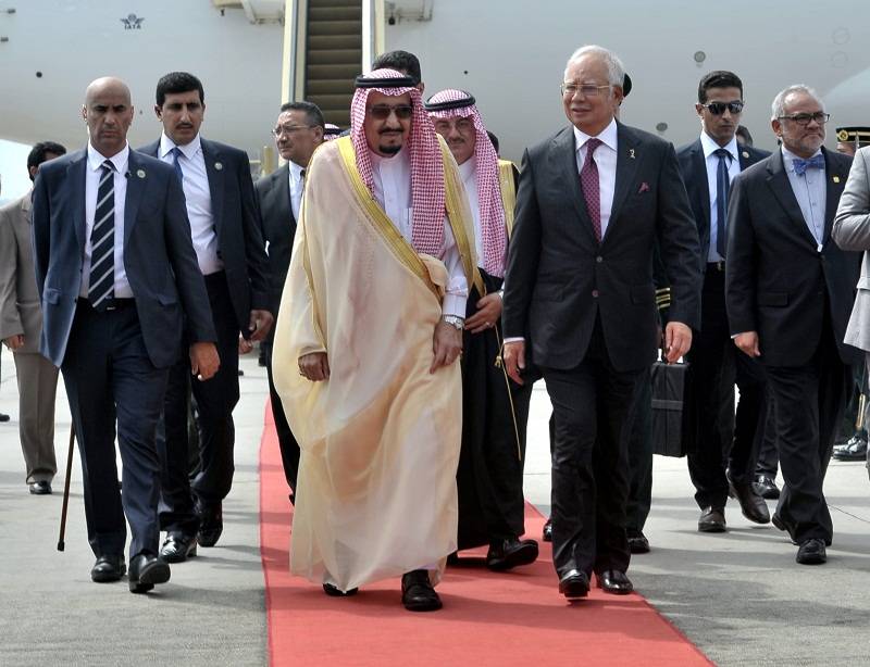 Saudi king Salman lands in Malaysia with entourage of 600 as he kicks off Asia tour