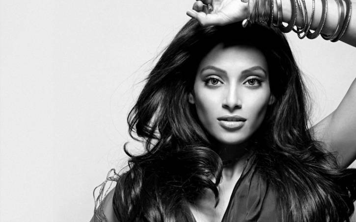 Bipasha Basu claims to be mistreated in London & organizers blame her!