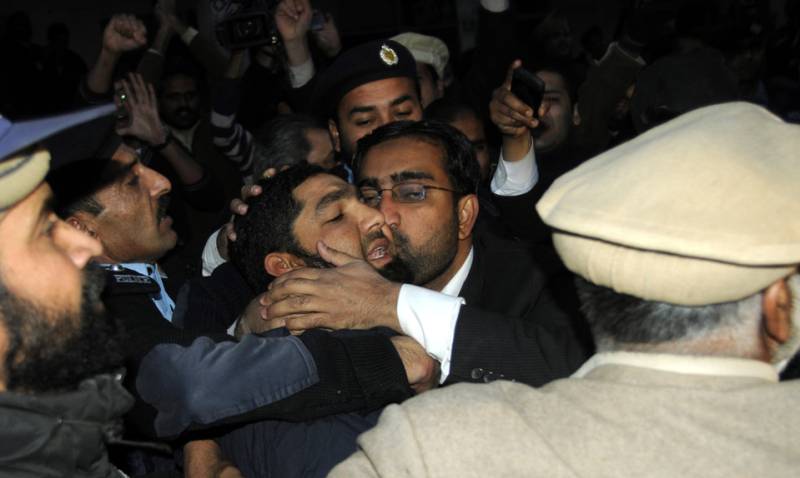 Did IHC judge really kiss Mumtaz Qadri?