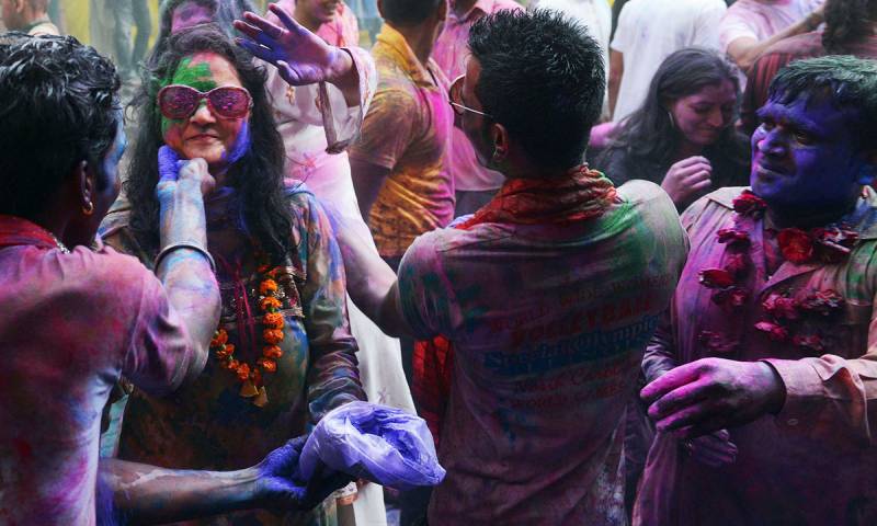 Hindu community celebrates Holi across Pakistan with gusto today