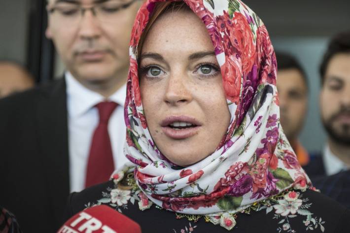 Lindsay Lohan's fashion line to propagate scarves for women?