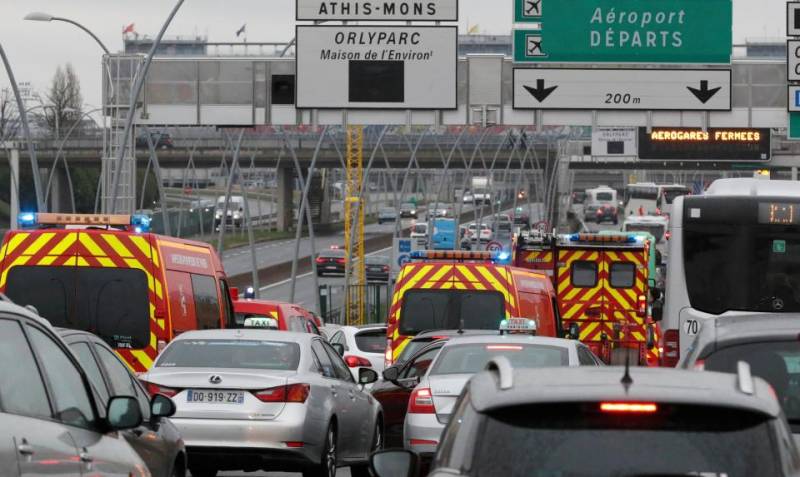 Man shot dead at Paris airport after snatching soldier's gun