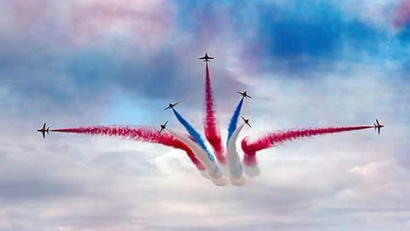 PAF adorns Pakistan day celebrations with colourful air show in Karachi