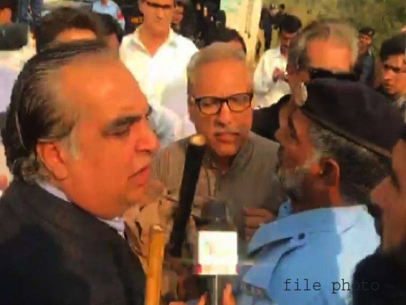 Video: PTI leader Arif Alvi holds police official by neck after losing temperament during protest