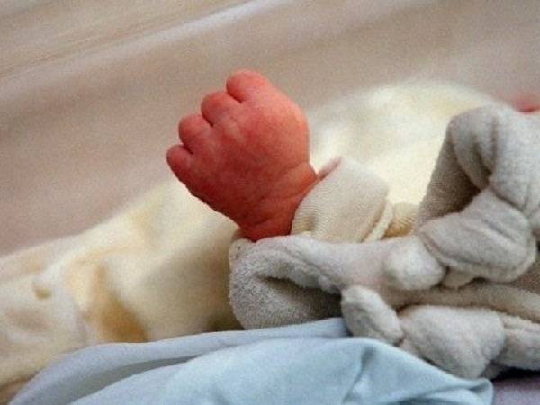Newborn girl left to die on street in Karachi