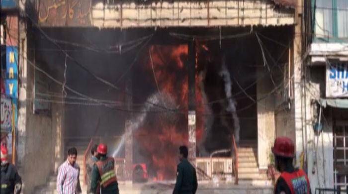 Lahore: Massive fire breaks out at plaza in New Anarkali