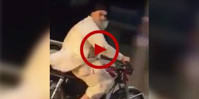 Watch how an elderly man showing stunts on bike in Gujranwala