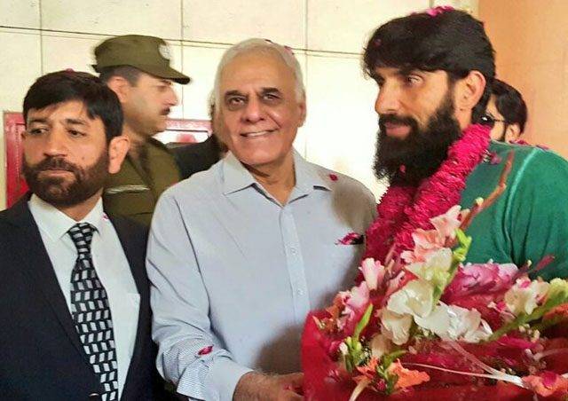 Misbah-ul-Haq receives loud reception on arrival in Pakistan
