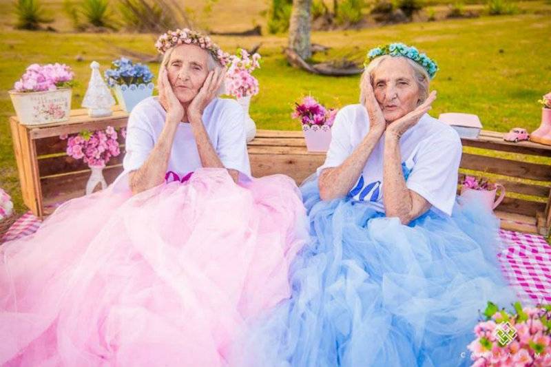 Twin sisters’ fun photo shoot on 100th birthday breaking the internet