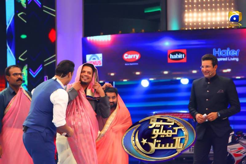 Wasim Akram, Shoaib Akhtar make men wear saris in Ramzan show