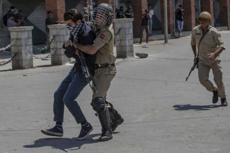 Five Indian policemen, two civilians killed in Kashmir clashes