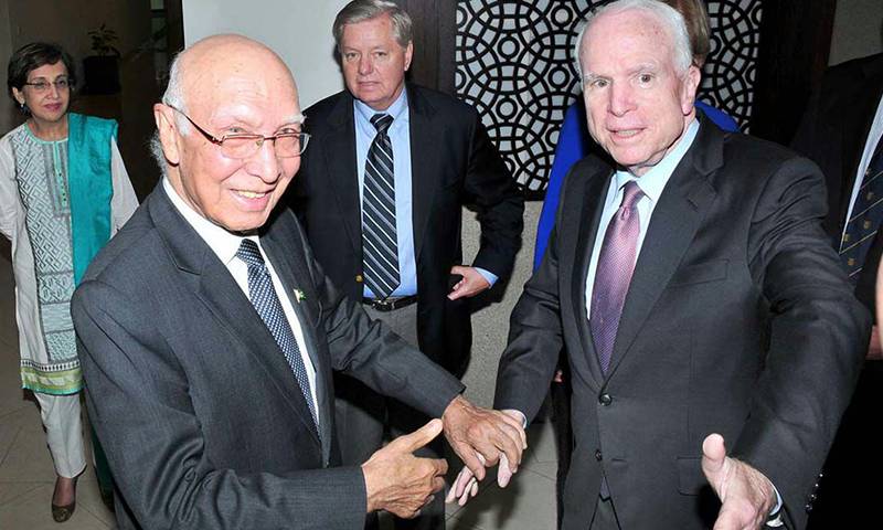 US' McCain urges Pakistan, India to settle Kashmir dispute through dialogue