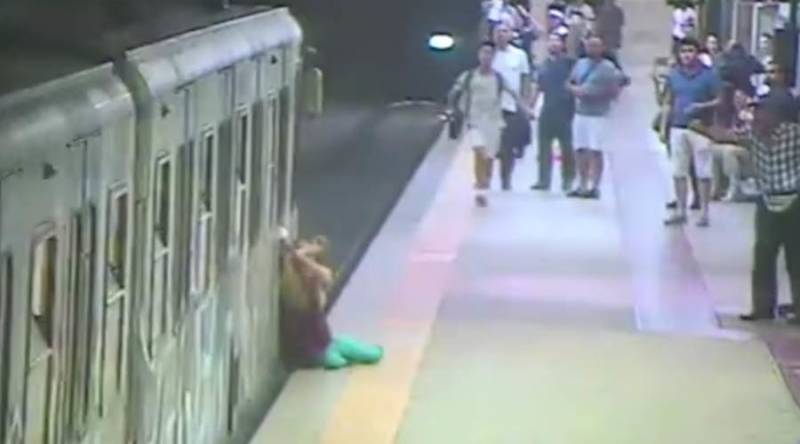 Spine Chilling Woman Caught In Metro Door And Dragged Through Subway