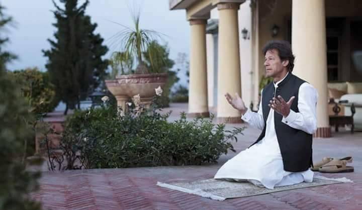 Imran Khan offers thanksgiving prayers in Bani Gala after PM Nawaz disqualified for life