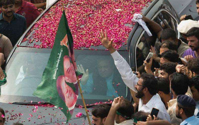 ‘Homecoming’ rally: Thousands handed satirical pamphlets against ex-PM’s disqualification