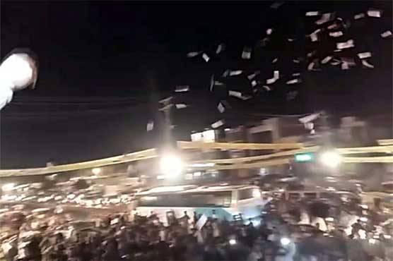 'Homecoming' rally: PML-N worker showers supporters with money