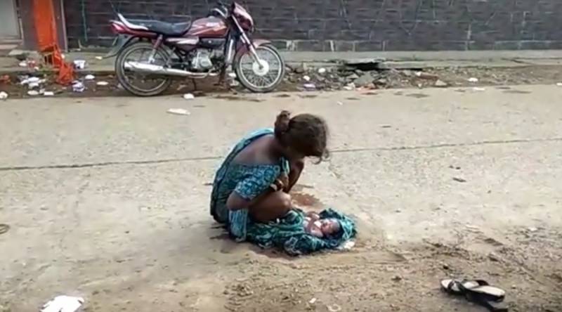 India: 17-year-old girl forced to give birth on street (VIDEO)