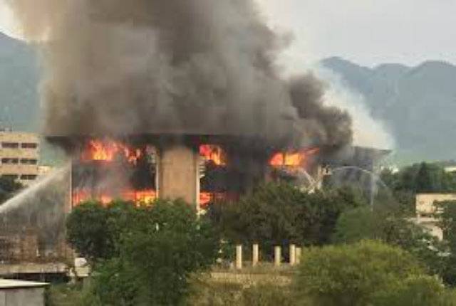 Two dead as fire engulfs Islamabad Awami Markaz; record of CPEC’s Rs50b project burnt