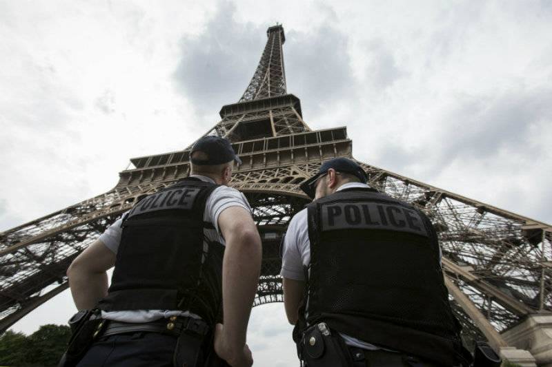 France installs bulletproof glass wall around Eiffel Tower to protect against terrorists