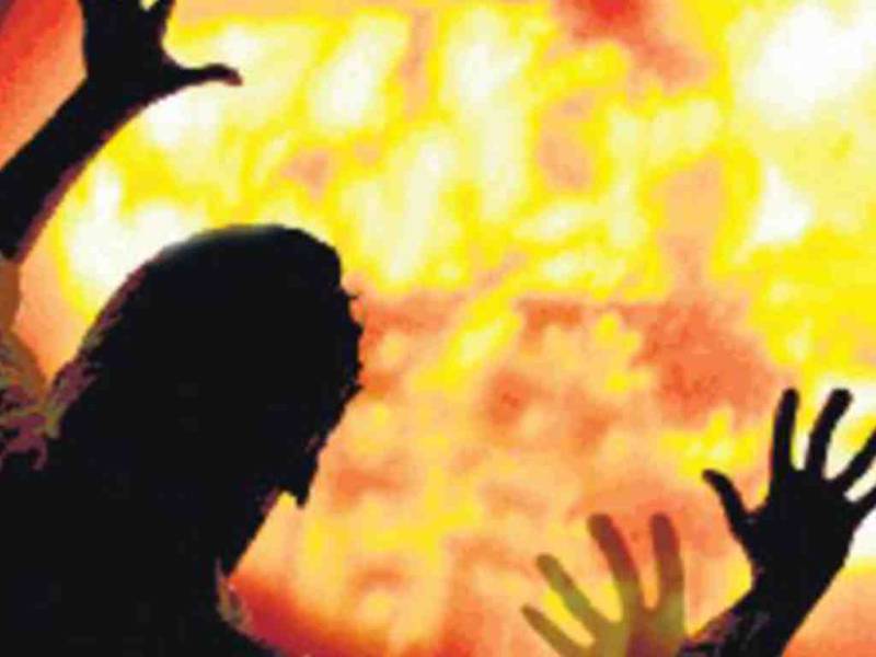 Girl burnt alive by estranged lover, his father in India