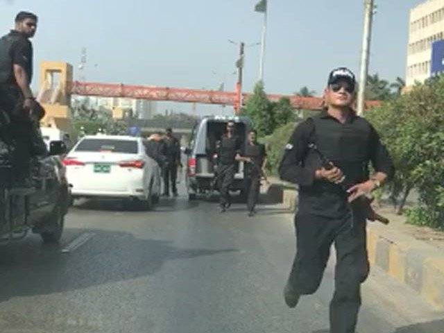 Policemen suspended for assaulting Karachi citizen filming VIP protocol