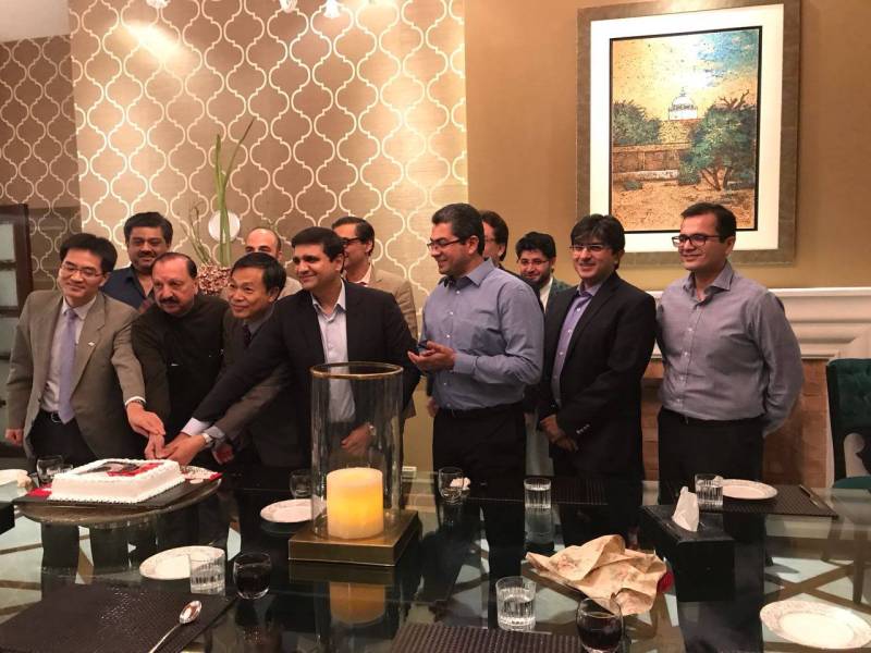 Cake-cutting ceremony held in Lahore to mark China's 68th National Day