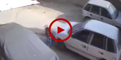 Driver sharply saves himself from thieves in Karachi