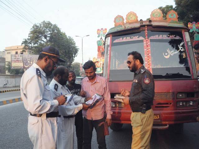 Court orders traffic violator to display 'speed kills' placard at signal for 2 hours a week in Karachi