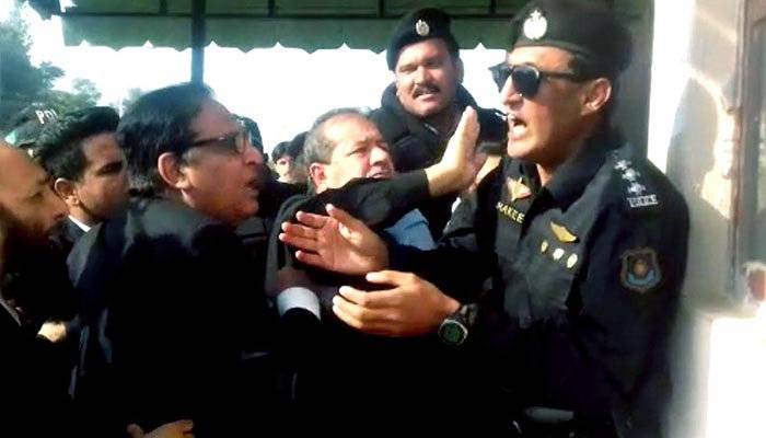 FIR registered against lawyers for slapping police official outside NAB court