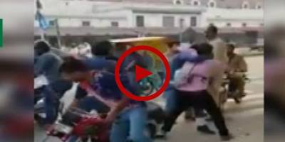 Traffic warden beat up citizen in Lahore