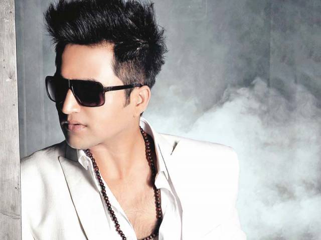 Falak Shabir suffers injuries in accident