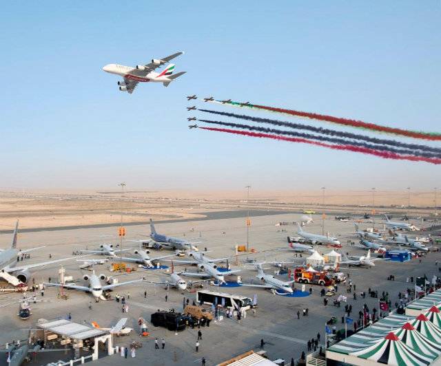 Pakistan's Super Mushak and JF-17 Thunder take part in Dubai Airshow 2017