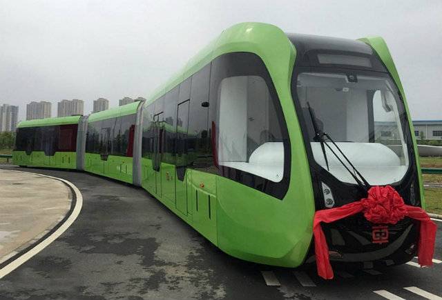 ‘Smart train’ China unveils world’s first electric trackless railbus