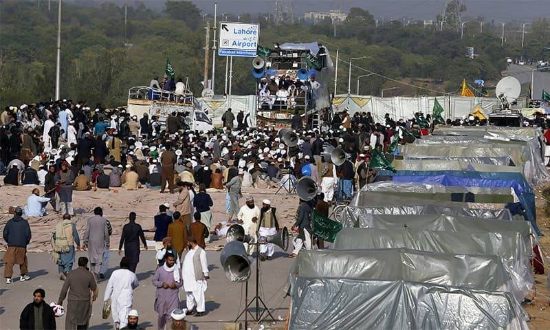 Protesters warned of action for not vacating Faizabad interchange in six hours
